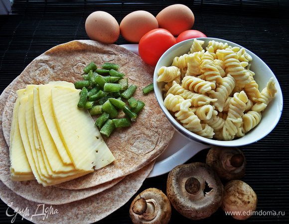 Я уже знакомила Вас с моим быстрым завтраком "сыр в тортильях": http://www.edimdoma.ru/retsepty/72749-tortilya-na-zavtrak
Сегодня более богатый по составу завтрак с омлетом на двух тортильях!