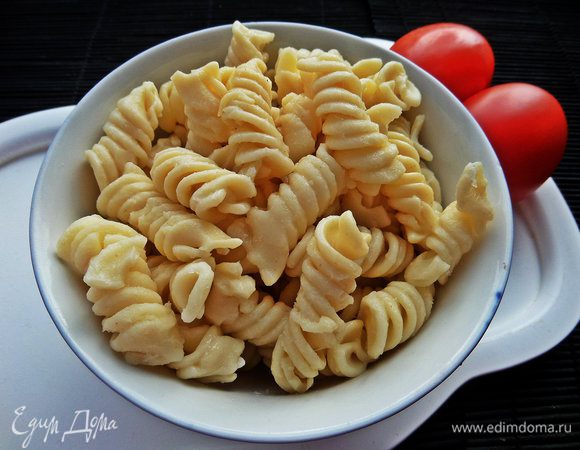 Берём небольшую порцию макарон, оставшихся от ужина.