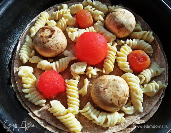 И насыпаем произвольно на лепёшку.