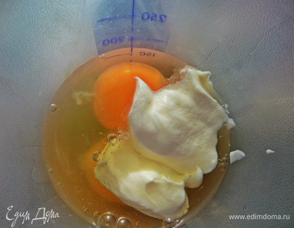 Для омлета взбиваем в шейкере сметану, соль, яйца и воду. Я ещё добавила куркуму для цвета.