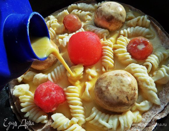 Заливаем сверху начинку.