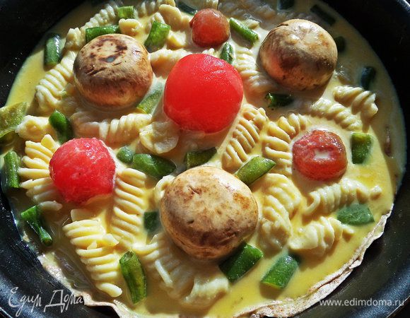 Для зелёного цвета взяла стручковую фасоль из заморозки, нарезала и посыпала.