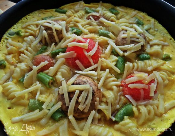 Открываем крышку, посыпаем сыром и закрываем снова. Огонь выключаем и ждём минут 5, когда сыр расплавится.