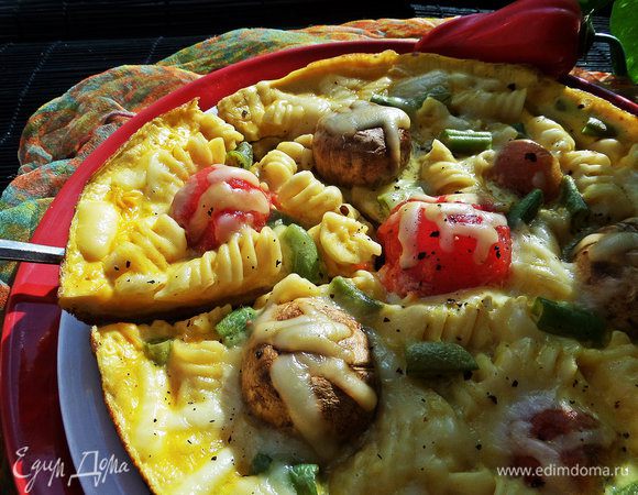 Благодаря куркуме омлет имеет насыщенный золотистый цвет, а поджаренная тортилья с сыром внизу придаёт сказочный вкус)