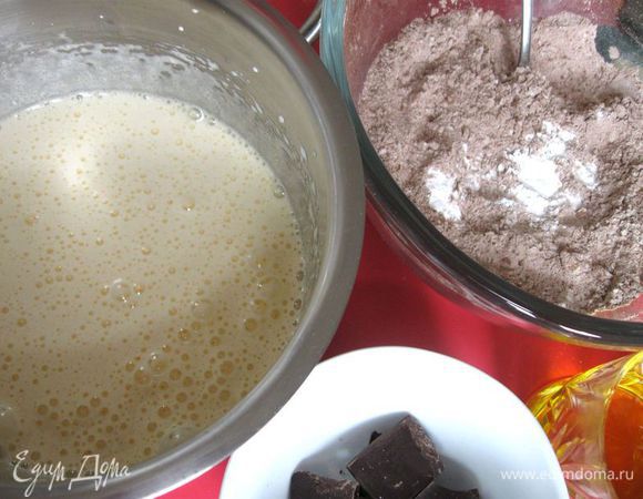 Взбить миксером  яйца с сахаром.  Перемешать  муку,  какао-порошок,  пекарский порошок, соль. Просеять. 