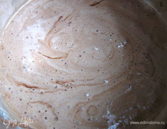 Растопить шоколад на водяной бане, снять с водяной бани, смешать  с  маслом. Добавить во взбитые яйца шоколад.  