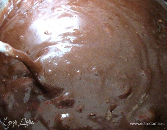 Добавить смесь  муки с какао и разрыхлителем.  Перемешать  миксером до однородного состояния. 
