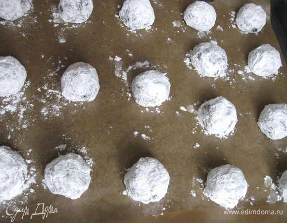 Положить на противень, накрытый пекарской бумагой, на значительном расстоянии друг от друга. Печенье при выпечке значительно увеличивается в размере (раза в 2 – 2,5). 
