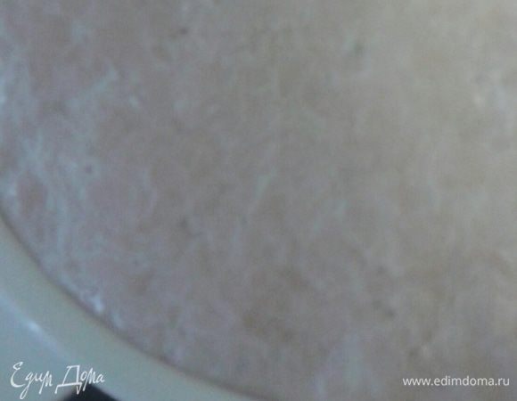 1. ОПАРА. Для куличей я беру только свежие дрожжи. Для начала разогрейте смесь молока и сливок до теплой температуры 35-40 градусов (однажды я прочитала такое сравнение «как обычно разогревают бутылку для младенцев),  добавьте пару ложек сахара (из общего отмеренного объема),  хорошо размешайте, оставьте минут на 20 пока на поверхности молока появятся пузырьки. На этом этапе видно, насколько хороши дрожжи. Дрожжи должны увеличить объем и пузырится. Затем добавьте 200 г  (от общего объема) муки и замесите опару, накройте посуду мокрым полотенцем и оставьте в теплом без сквозняков месте на час.