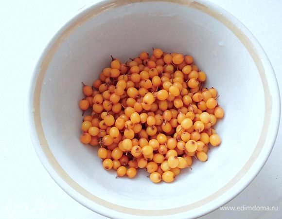 Разморозить облепиху. Затем промыть ее. 