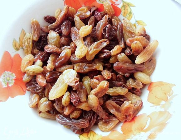 Изюм и курагу замочить в холодной воде на пару часов. 