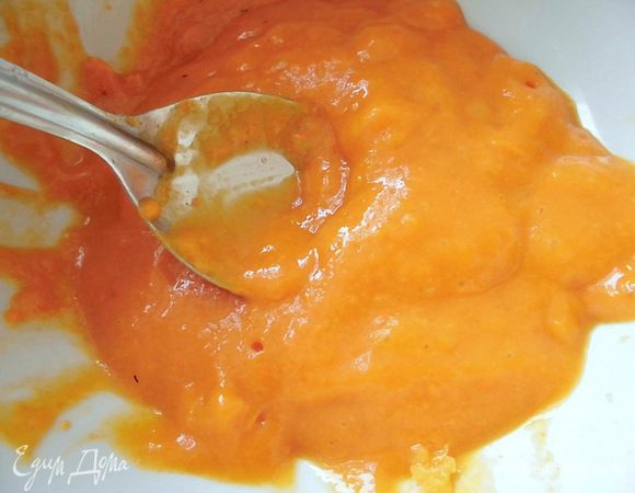 Облепиху тоже смолоть в мясорубке или в блендере, затем обязательно протереть через сито! Честно говоря, я не знала, что в ней есть косточки, поэтому меня ожидал неприятный сюрприз... Хочу предупредить, что облепиху нужно обязательно измельчать ОТДЕЛЬНО от кураги, затем протереть через сито и тогда уже смешивать с курагой! Я же сначала измельчила курагу, затем облепиху, потом еще пару раз пропустила все через мясорубку. И, когда я начала протирать курагу через сито, мне попадались кусочки неизмельченной кураги, которые застревали в сите... Но после долгих стараний получилось вот такое однородное облепиховое пюре.