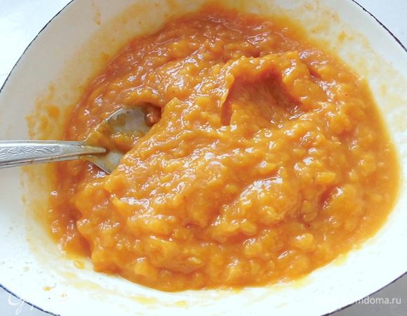 Смешать полученное пюре с курагой, мёдом и небольшим количеством воды. Начинка должна быть средней по густоте: не жидкой, но и не густой. Количество воды и мёда регулируйте сами.