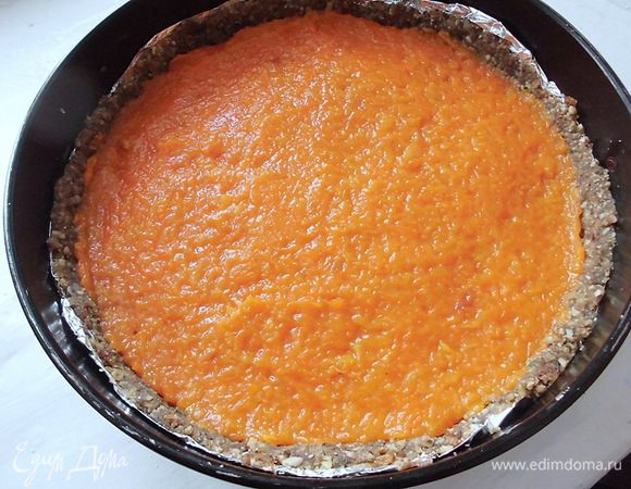 Сверху распределить начинку. Пирог убрать в холодильник минимум на час. У меня он стоял почти сутки.