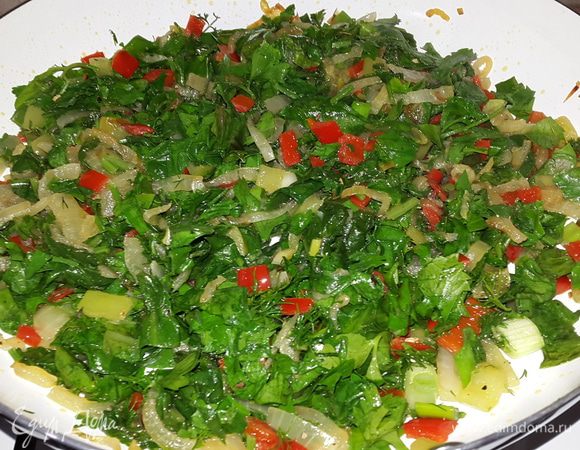 Зелень мелко рубим и отправляем к остальным. Солим, перчим, добавляем сушеный базилик, перемешиваем, прогреваем 2 минуты и выключаем огонь. Даём начинке остыть.