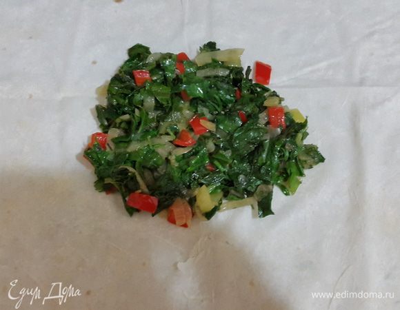 Лаваш разрезаем на 2 части, выкладываем по центру начинку и сворачиваем конвертом, так, чтобы начинка надежно была упакована.