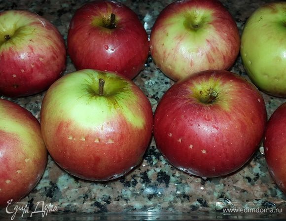 Яблоки тщательно моем, не вытираем. Накалываем вилкой в 3-4 местах. Укладываем в форму для запекания.