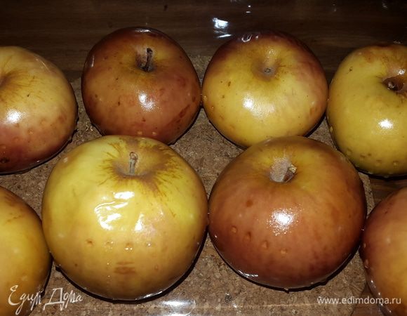 Яблочки готовы! Даем остыть и наслаждаемся! Их можно держать в холодильнике 2-3 дня. 
Очень полезно съедать такое яблочко натощак.

Будьте здоровы!