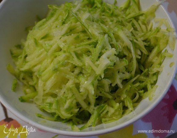 Кабачки вымыть и натереть на крупной терке. Посолить и оставить на 45 минут. Отжать.