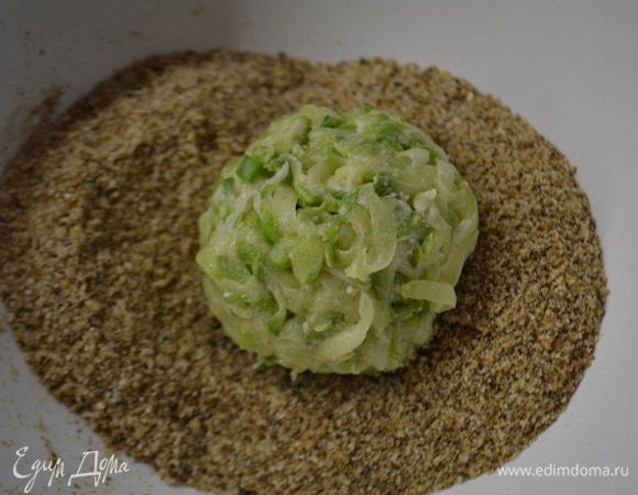 Обвалять шарики в панировочных сухарях и обжарить на растительном масле до золотистого цвета. Выложить на салфетку, чтобы впитался лишний жир.