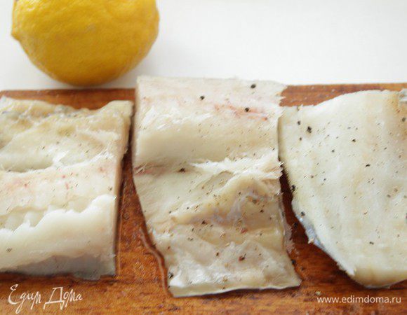 Филе нарезать на куски, посолить, поперчить и сбрызнуть соком лимона.