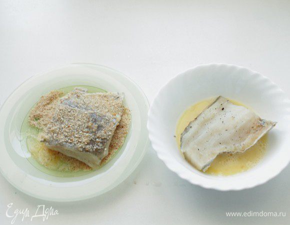 Яйцо взбить слегка вилкой, обмакнуть каждый кусок рыбы. Затем обвалять  в сухарях.