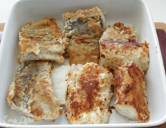 Разогреть  в сковороде сливочное масло и обжарить рыбу с двух сторон, до румяной корочки. Переложить рыбу в  форму для запекания.