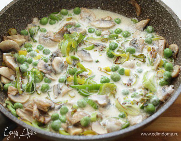 Влить сливки и потушить все минут 5, посолить по вкусу.