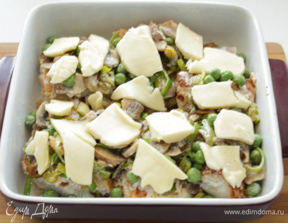 Сверху выложить кусочки моцареллы.