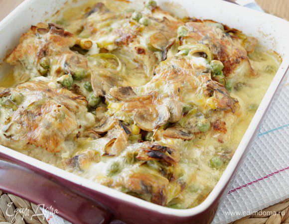 Поставить в разогретую до 180 градусов духовку. Запекать минут 15-20, до зарумянивания сыра. 