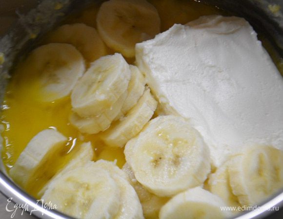 В кастрюлю добавить яйцо, творог, размятый или порезанный на кусочки банан. Перемешать до однородности.