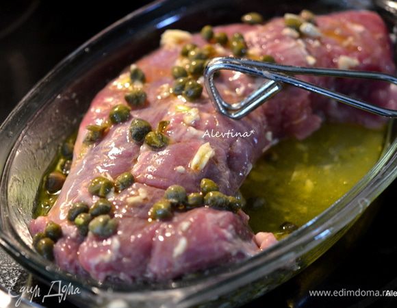 Добавить в пакет или емкость свинину и мариновать в холодильнике примерно  30 мин. 