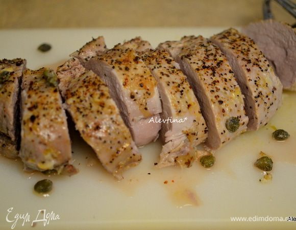 Достать из пакета или емкости свинину, переложить на противень.  Готовить при температуре 200 гр 45-50 мин. Достать из духовки, дать постоять и разрезать на порции.