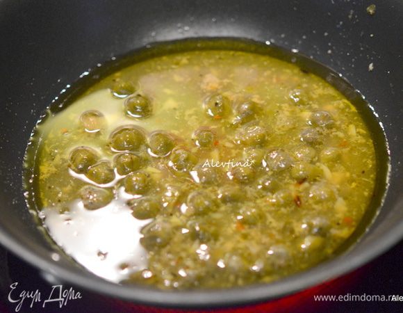 В небольшую кастрюлю слить маринад из каперсов, добавить 1 ст.л оливкового масла, сахар и соль. Поставить на медленный огонь. Довести до кипения и готовить еще 5 мин, помешивая. Снять с огня.
