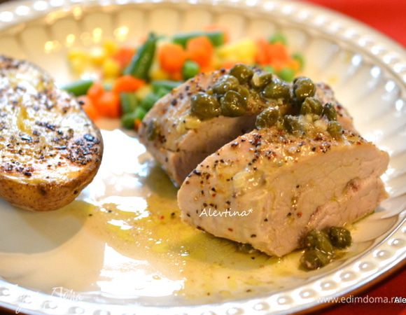 Подаем свинину под соусом из каперсов. Приятного аппетита.