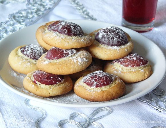 Выпекаем печенье в заранее разогретой до 180 градусов духовке 25-35 минут. Когда печенье немного остынет, посыпаем его сахарной пудрой. 

Подаем с ромашковым чаем или ягодным компотом. 