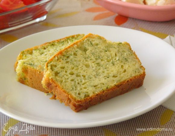 Форму для выпечки смазываем маслом и выливаем в нее тесто. Выпекаем в духовке при 180 градусах до румяного оттенка. 