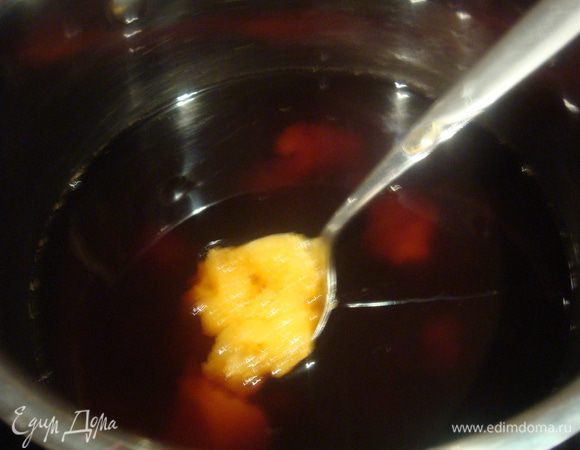 Сварить крепкий кофе, процедить, добавить мед и сахар. Поставить на огонь и немного прогреть пока не растворится сахар с медом.