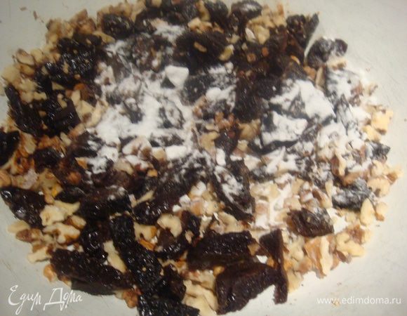 Чернослив помыть и порезать, орехи немного измельчить, добавить соду и щепотку соли.