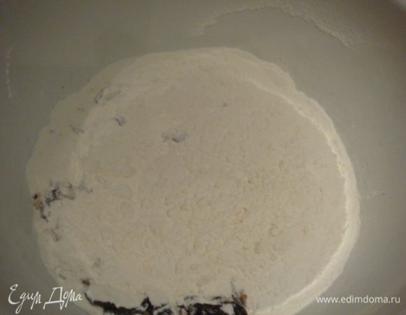 Добавить просеянную муку.