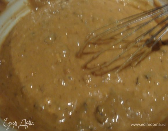 К муке с черносливом влить кофе и хорошо все перемешать. Тесто должно получиться консистенции густой сметаны (муки может понадобиться немного больше чем 250 грамм, все зависит от самой муки)