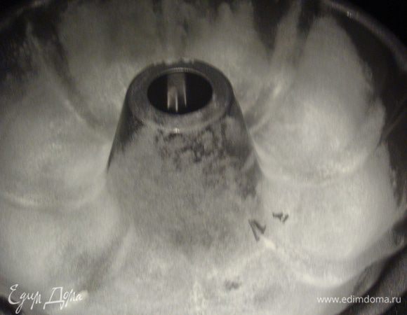 Форму смазать растительным маслом и присыпать мукой. Вылить тесто в форму и выпекать примерно 40 минут. Готовность проверять зубочисткой.