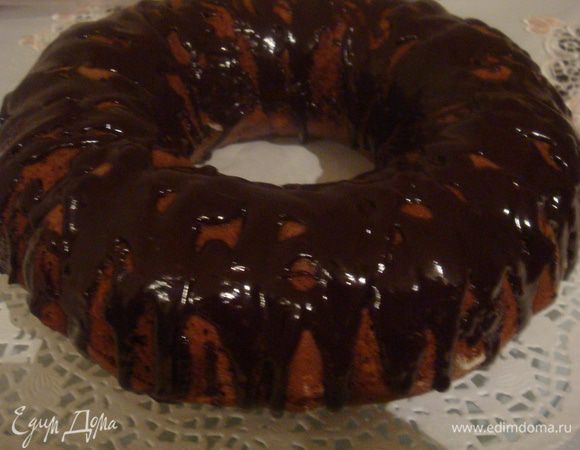 Готовый пирог полить черным шоколадом растопленным на водяной бане или присыпать сахарной пудрой.