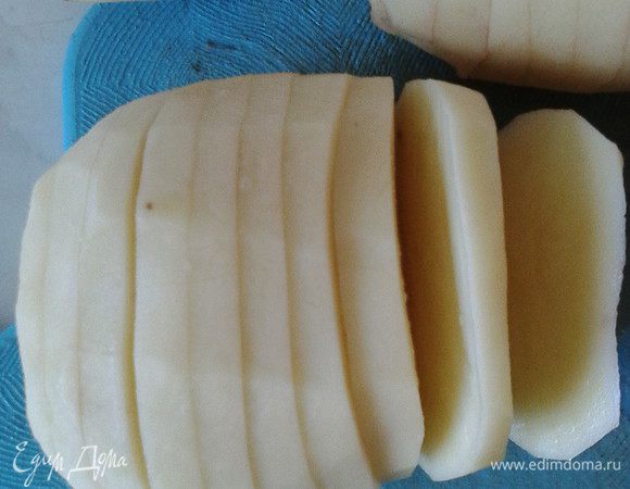 Картофель (продолговатой формы) очистить, сделать надрезы (как на фото).