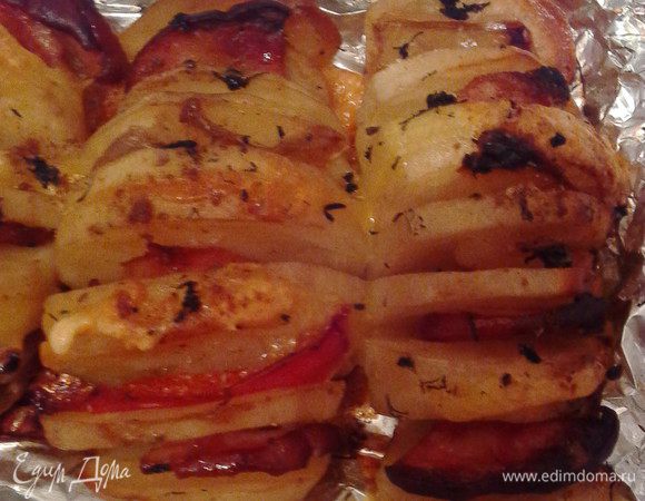 Запекать в разогретой до 180° духовке 40-45 минут (ориентируйтесь по своей). Затем (по желанию) можно отвернуть верх фольги и подержать картофель открытым до образования характерной корочки. Готовность определяется по устойчивому умопомрачительно-аппетитному запаху из духовки, который разносится по всей квартире.