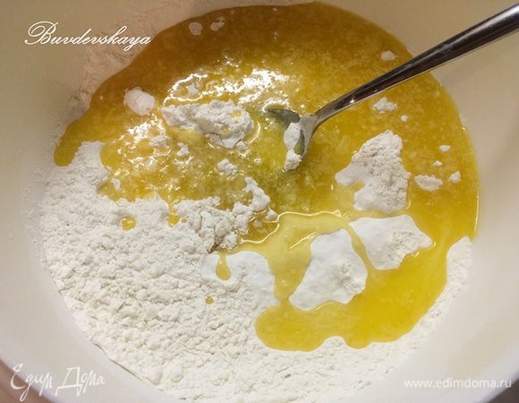 Муку просеиваем и добавляем разрыхлитель и ванилин, а также щепотку соли, чтобы наш кулич не был пресным. Тщательно перемешиваем. Смешиваем с мукой растопленное сливочное масло.