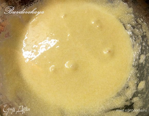 Отделяем белки от желтка и пока отставляем в сторону. Желтки растираем с сахаром и добавляем в тесто. Снова перемешиваем.