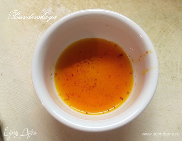 Шафран растираем пестиком в ступке и заливаем полученный порошок столовой ложкой воды. Перемешиваем и даем немного настояться.