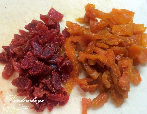 По вкусу добавляем в тесто сухофрукты — изюм без косточек, курагу или сушеную клубнику. Здесь все зависит только от вашей фантазии! Перед тем, как добавить их в тесто, не забудьте их порезать на кусочки.