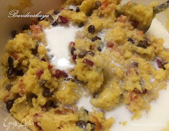 Теперь добавляем к тесту немного молока и перемешиваем, затем добавляем оставшееся молоко и шафран еще раз перемешиваем!